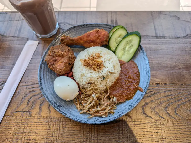 Nasi lemak, arroz com leite de coco e sambal de camarão
