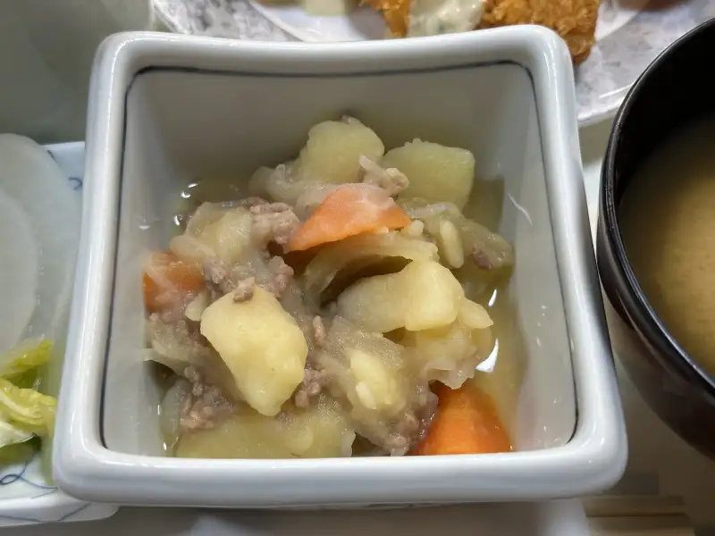 Nikujaga, carne de porco e batatas cozidas lentamente