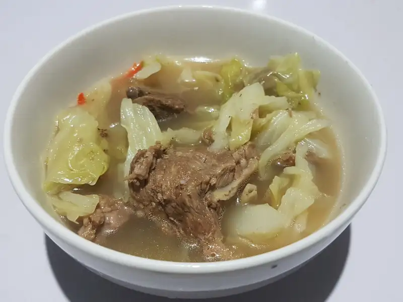 Carne cozida em caldo, um tipo de “pot-au-feu” filipino com carne de vaca.