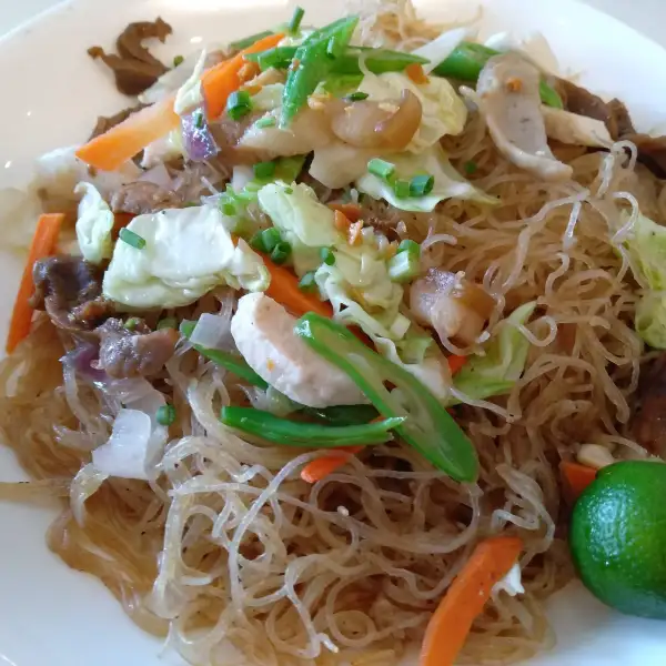 Noodles z makaronu ryżowego z krewetkami i kurczakiem