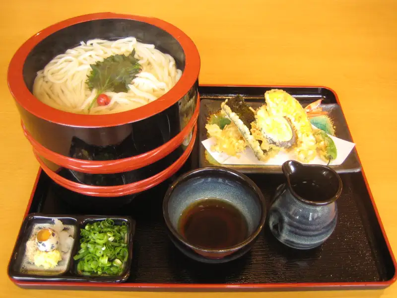 Nouilles udon au bœuf sauté et au poireau