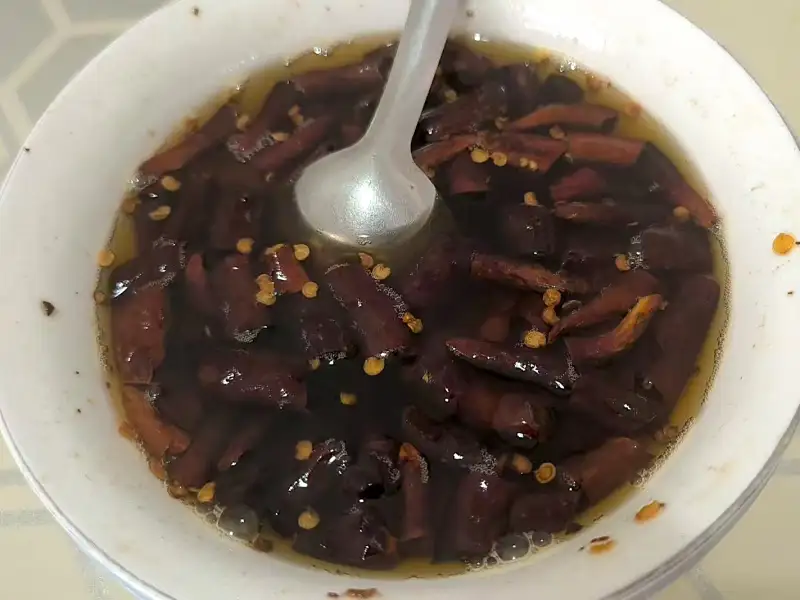 Olio piccante fatto in casa, nello stile cinese.