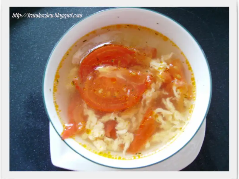 Omlet z pomidorami i ziołami