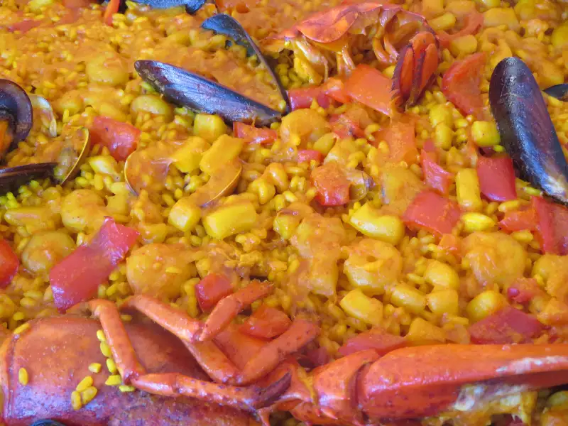Paella com frutos do mar e lagostas