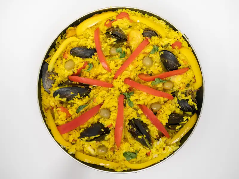 Paella valenciana com frango e coelho