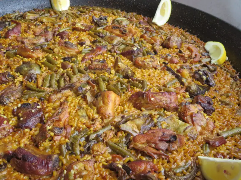 Paella valenciana com frango e coelho