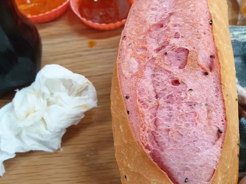 Pain à la pitaya rouge, petits pains roses au four