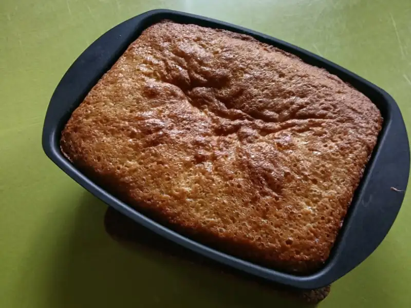 Panqué cuatro cuartos con fruta dorado y bien esponjado en un molde rectangular