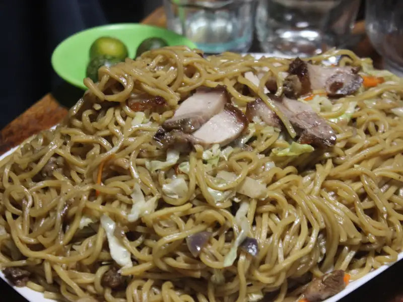 Pansit guisado z krewetkami i chorizo