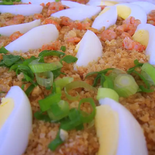Pansit Palabok, eine Nudelsauce mit Rocotta und Garnelen
