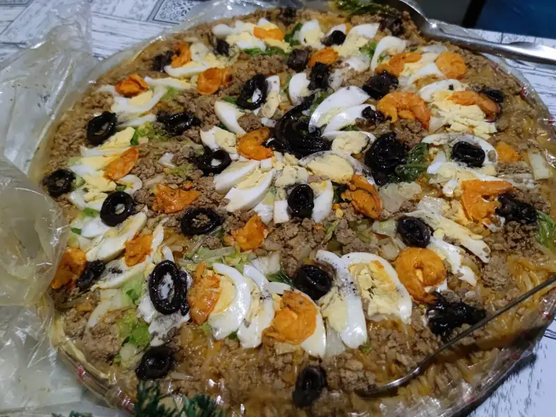 Pansit sotanghon con pollo e gamberi