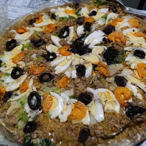 Nudeln mit Hühnchen und Garnelen (Pansit Sotanghon)