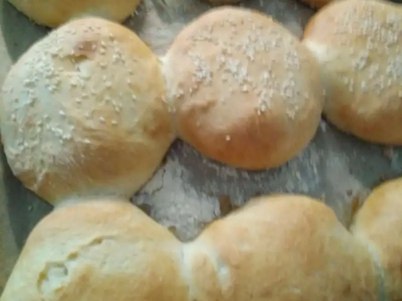 Pães suecos pequenos, feitos com leite e manteiga.