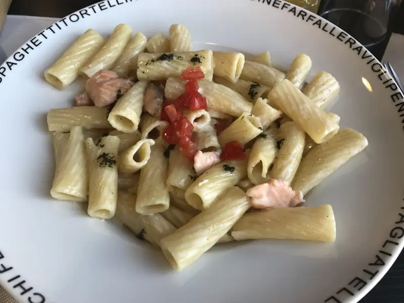 Pasta con salmone in una salsa cremosa