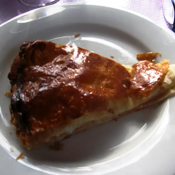 Pastel suave de frangipane con almendras