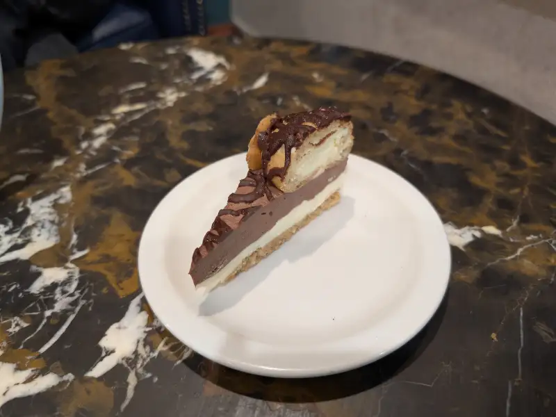 Pastel de queso con doble cobertura de chocolate