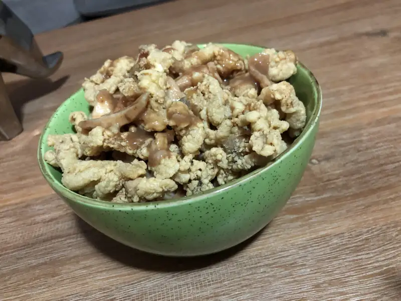 Patatine fritte con formaggio e salsa al ragù