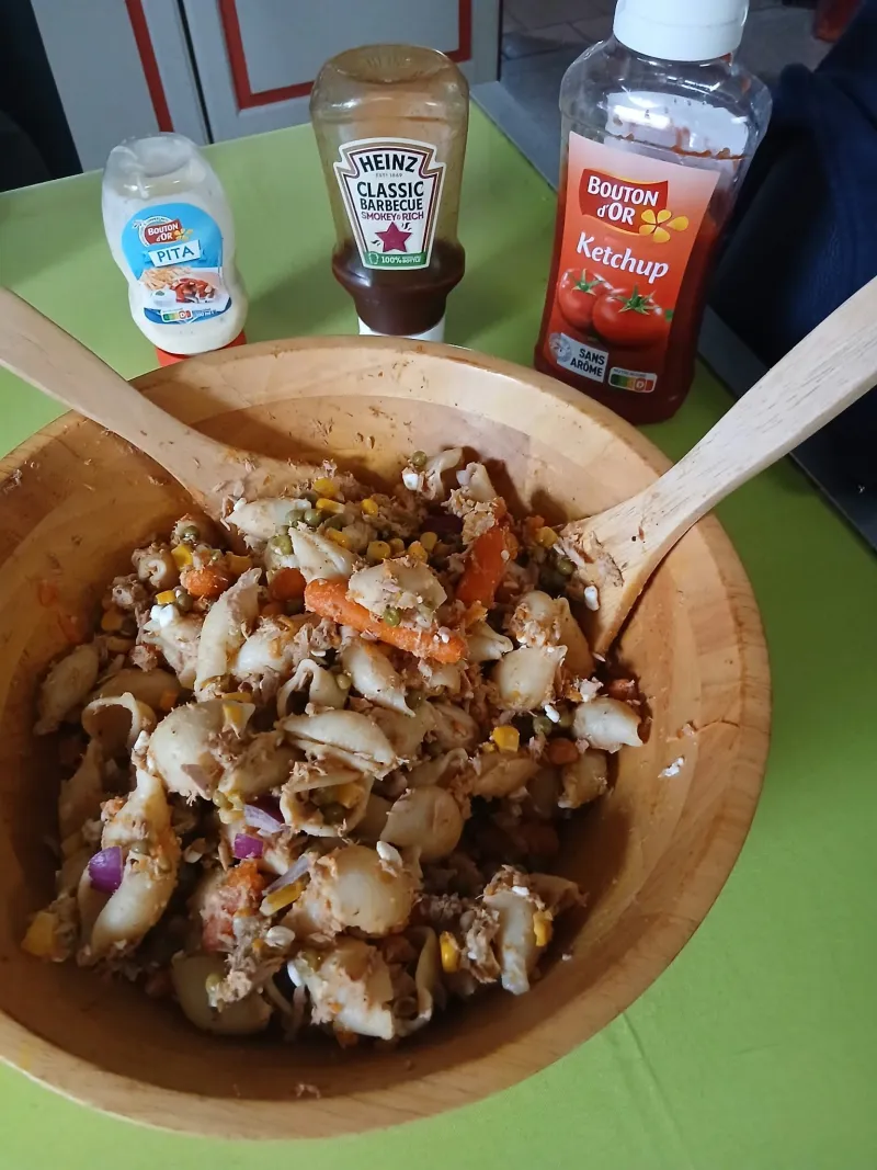 pâtes au thon petits poids carottes mais oignons rouge et caillotte  bon app !!