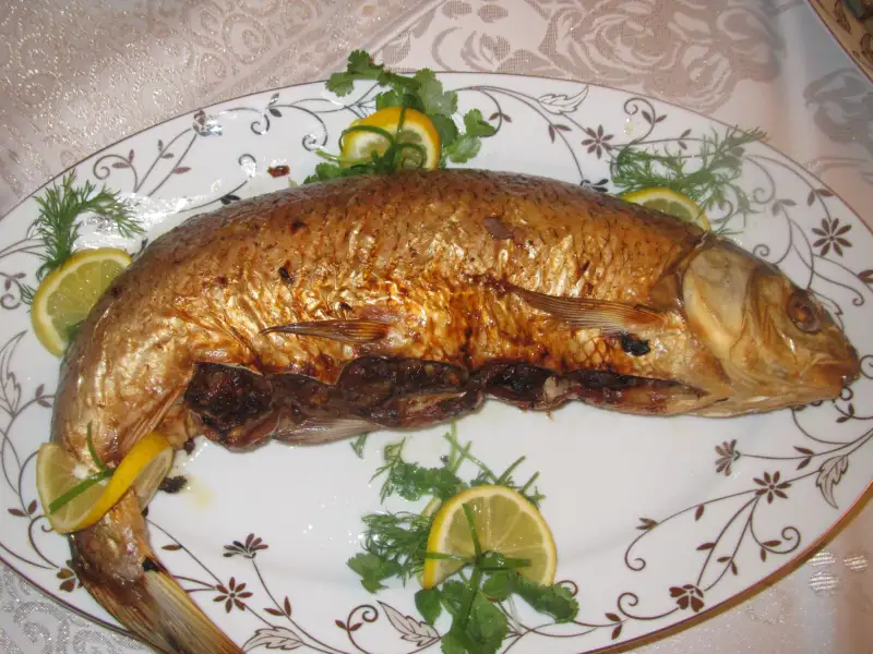 Peixe inteiro recheado com nozes e frutas secas