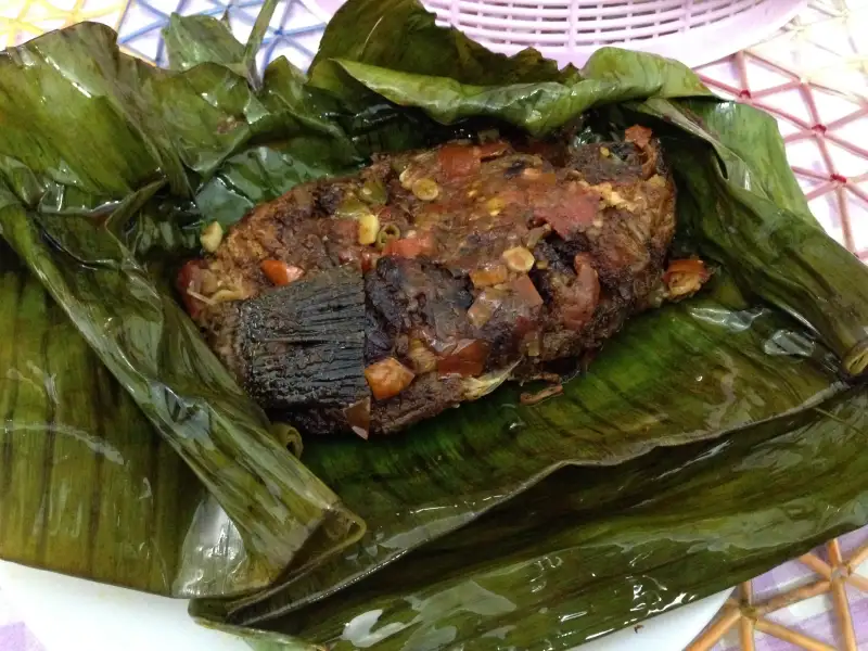 Karimeen pollichathu, un piatto a base di pesce del Kerala, cotto in foglie di banano