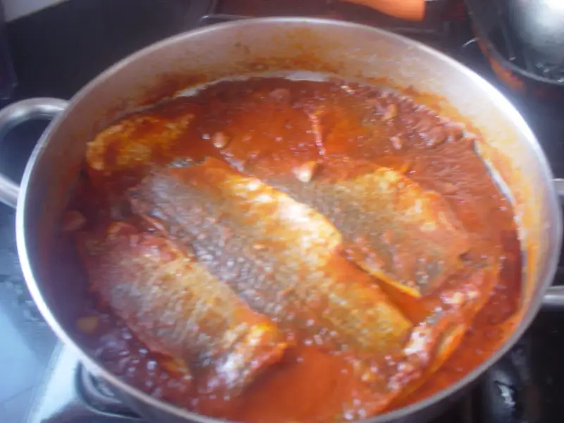 Pesce stufato con peperoncino