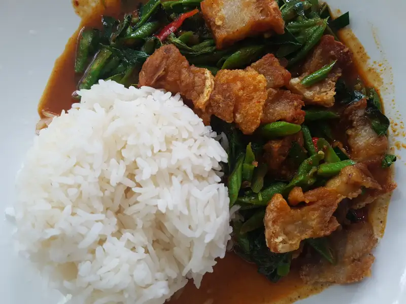 Porco refogado com curry vermelho e feijão