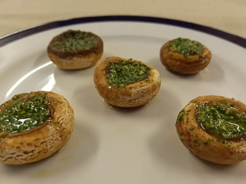 Pieczone grzyby Paris z nadzieniem z surowego wędzonego boczku.