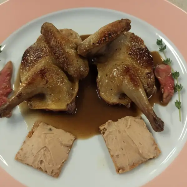 Pigeons rôtis, crème d'abats et jus au vin rouge