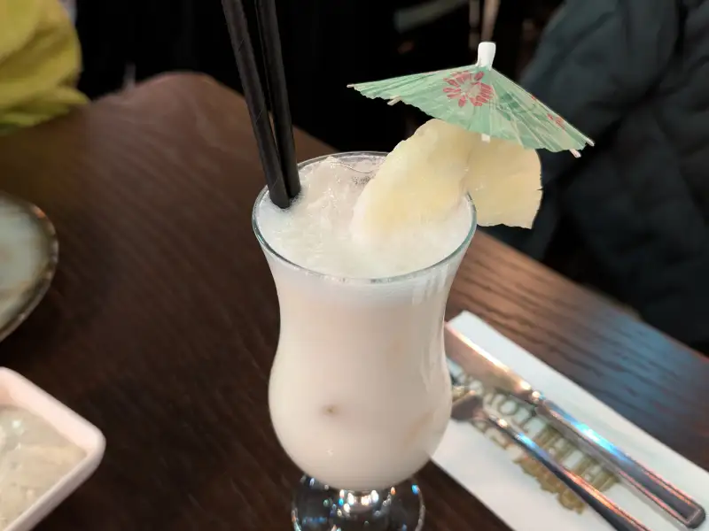 Piña colada, un cocktail a base di rum e ananas.