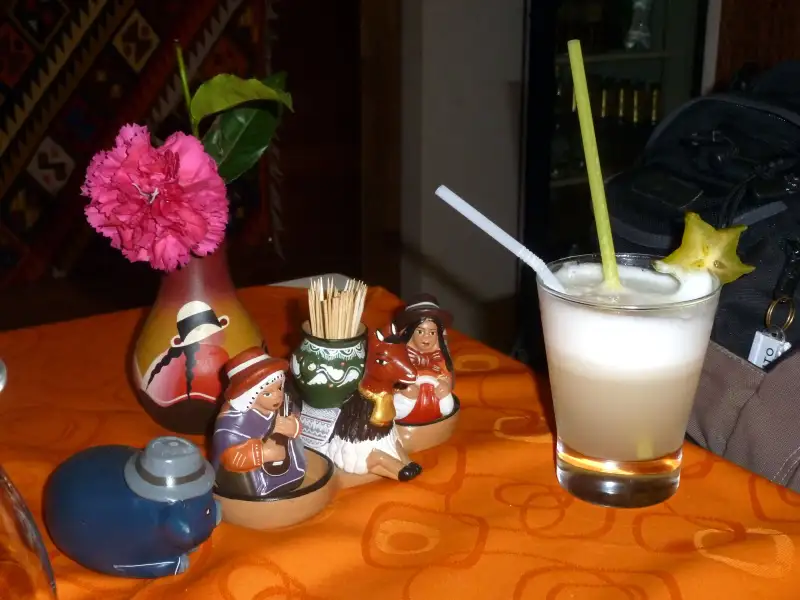 Pisco sour, Peruvian and Chilean versions