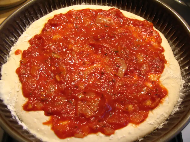 Pizza with bacon and goat cheese