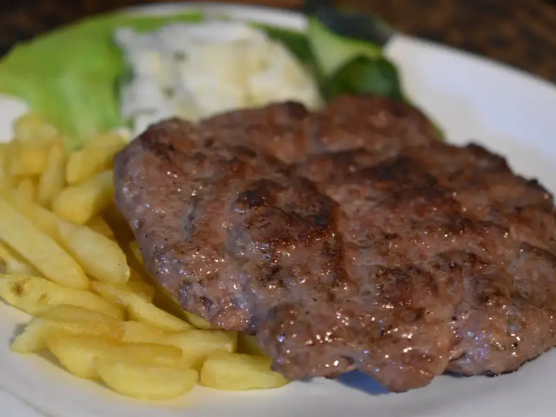 Pljeskavica (hambúrguer de carne sérvio)