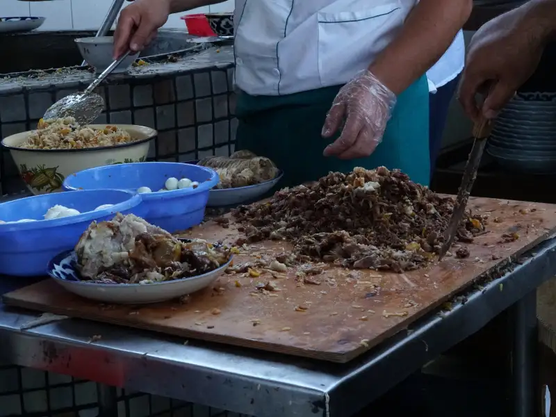 Plov, arroz com carne, cenoura e especiarias