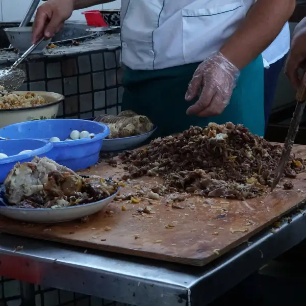 Plov, Reis mit Rindfleisch, Karotten und Gewürzen