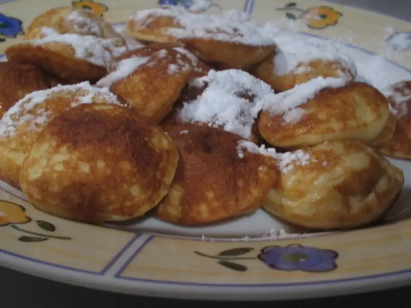 Poffertjes, kleine, zachte Nederlandse pannenkoeken