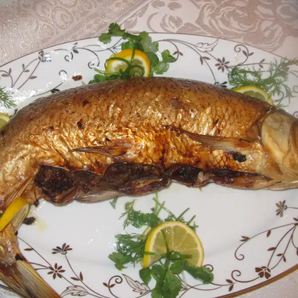 Peixe inteiro recheado com nozes e frutas secas