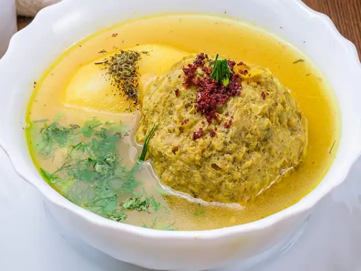 Zuppa di polpette di agnello con uvetta