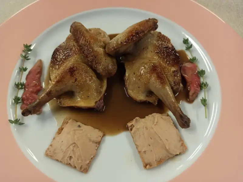 Pato assado, creme de vísceras e molho de vinho tinto