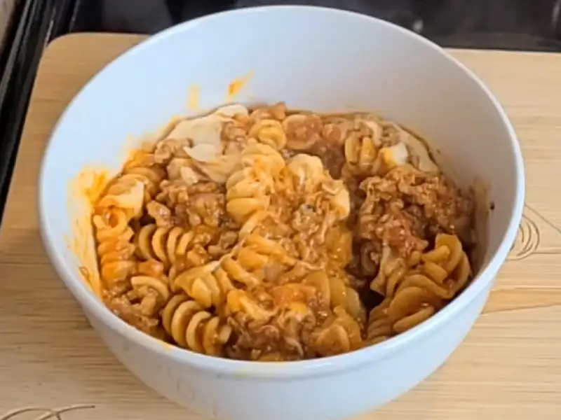 Frango desfiado com carne moída, arroz e batatas
