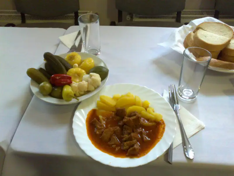 Pörkölt húngaro de carne com páprica