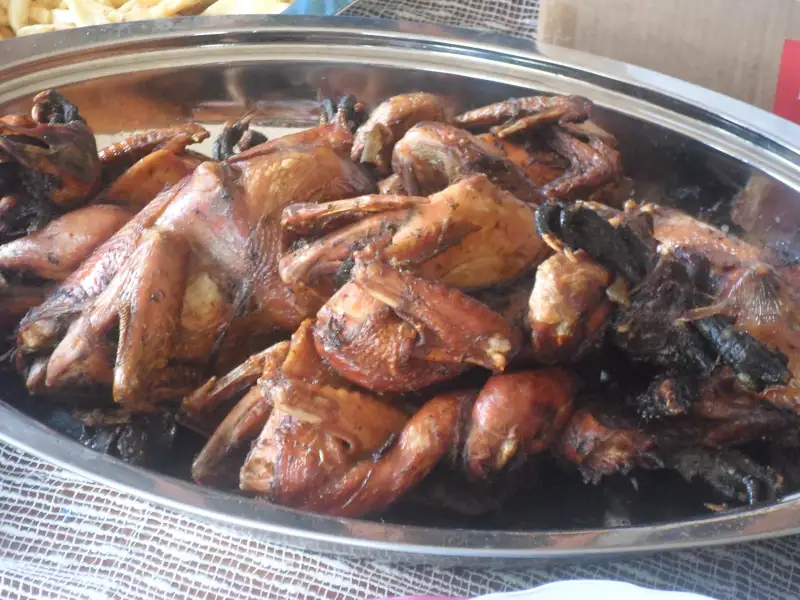 Poulet grillé au barbecue, servi avec des accompagnements pour le feu de camp