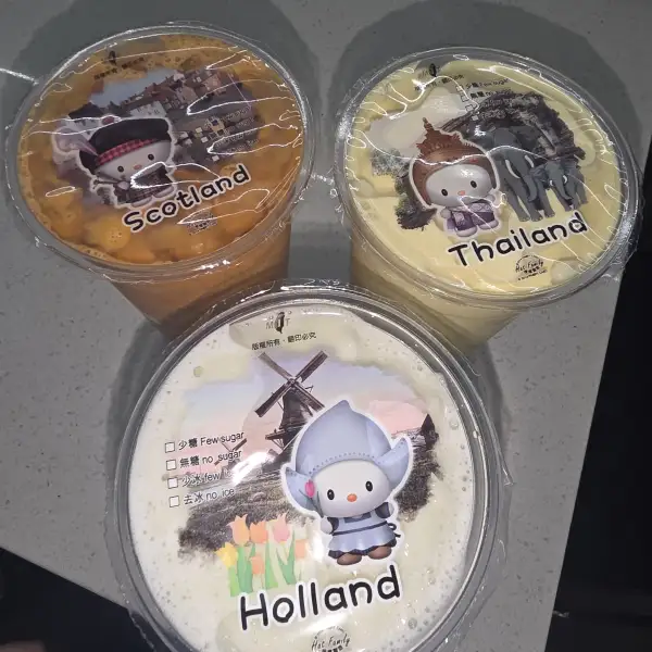 Bubble tea z czarnym herbatą i kulkami tapioki.