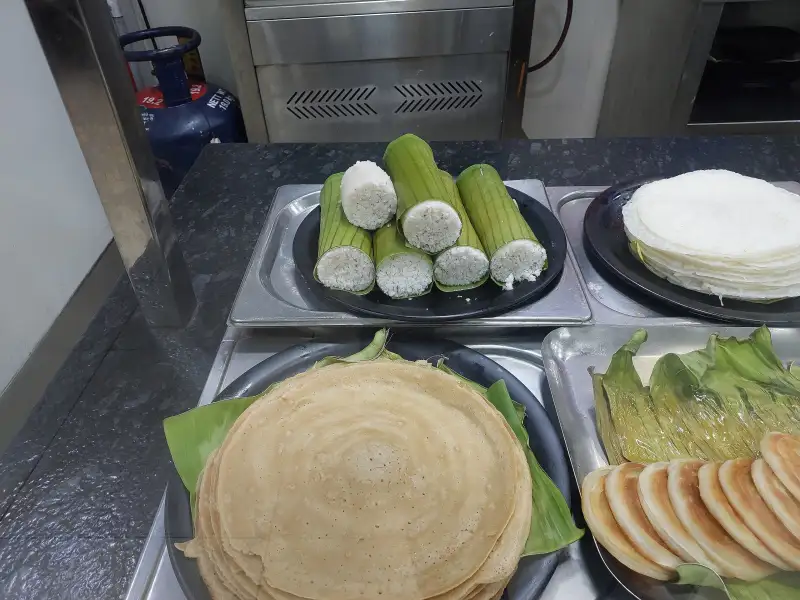 Puttu: Arroz moído cozido no vapor e coco