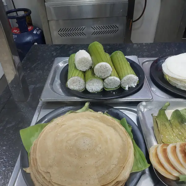 Puttu: harina de arroz cocida al vapor y coco.