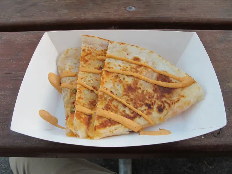 Quesadillas z serem, pomidorami i ziołami
