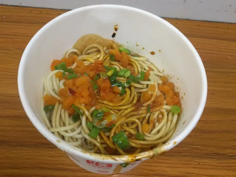 Re gan mian, macarrão oriental quente com pasta de sésamo de Wuhan.
