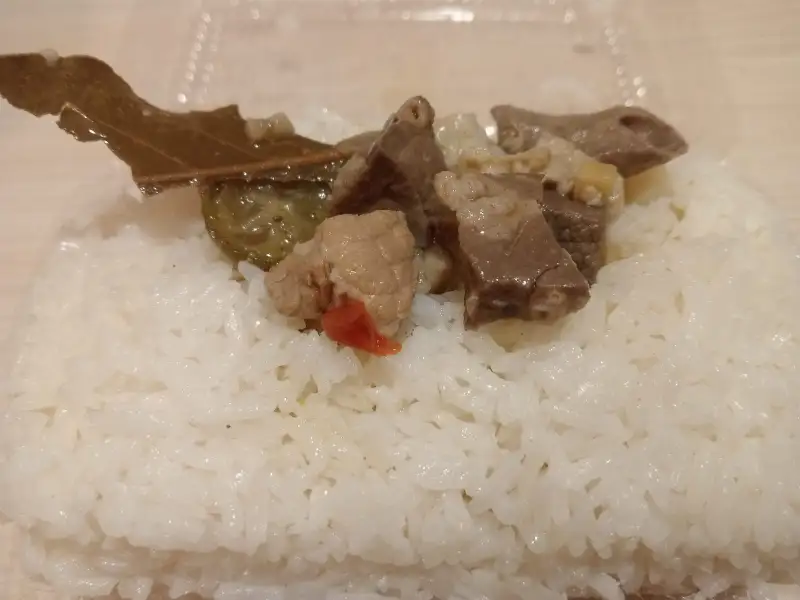Papaitan, ein philippinischer Eintopf mit Rindfleischabfällen