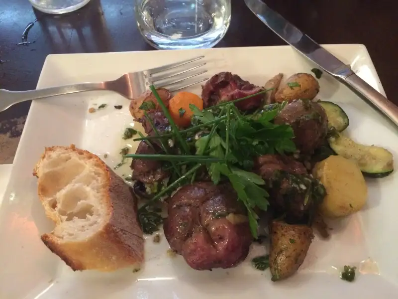 Rôstis de vitela com molho de vinho branco