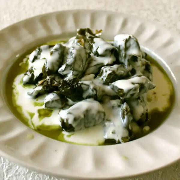 Dolmas di agnello con foglie tenere e qatıq