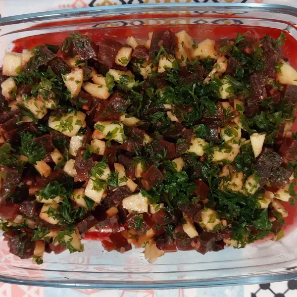 Salade van rode bieten en appel
